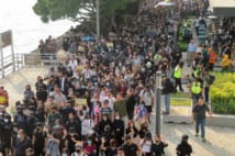 選挙から1週間後、黒シャツ姿で行進する香港のデモ隊（AFP=時事）