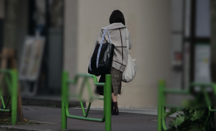 荷物を抱えて歩く生前の神田沙也加さんの後ろ姿（写真は2019年）