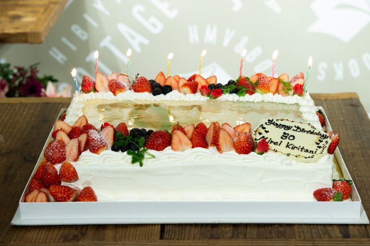 写真 桐谷美玲 30歳の誕生日で巨大バースデーケーキにフーフー Newsポストセブン Part 2