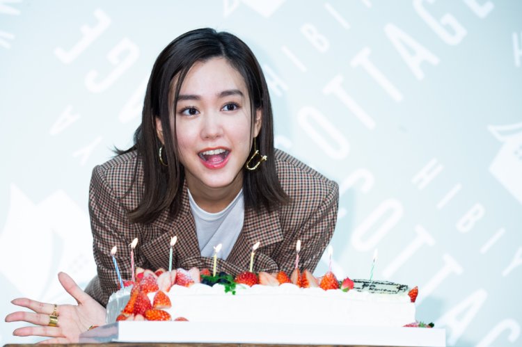 写真 桐谷美玲 30歳の誕生日で巨大バースデーケーキにフーフー Newsポストセブン