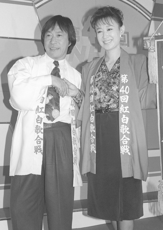 1989年の司会の武田鉄矢と三田佳子（共同通信社）