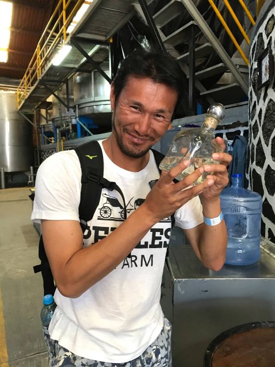 テキーラの製造体験に参加した際の1枚。満面の笑顔が印象的だ