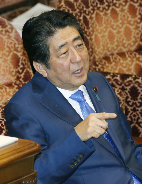 野次を飛ばす安倍首相（写真／共同通信社）