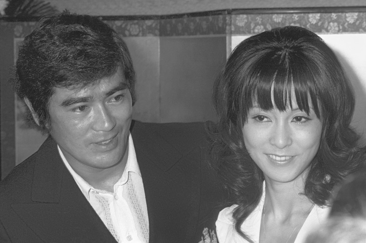 1972年、千葉真一との結婚会見（写真／共同通信社）
