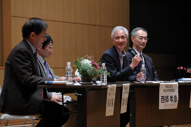 著書『校則なくした中学校　たったひとつの校長ルール』が話題の西郷孝彦さん（右から2番目、撮影／浅野剛）