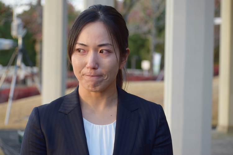 目を潤ませながら暴言問題を謝罪する女子ゴルフの笠りつ子（時事通信フォト）