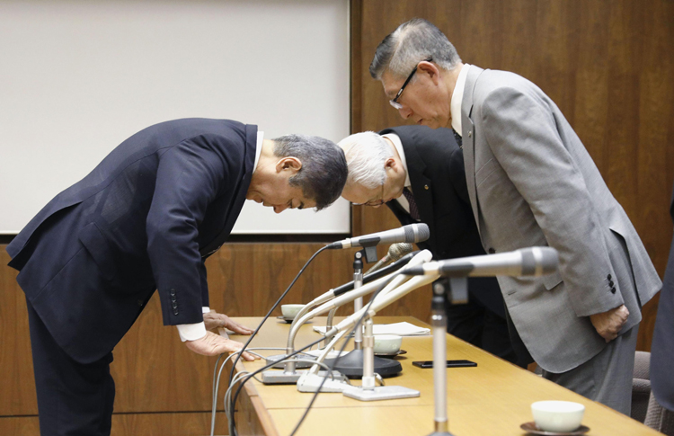 秋田まで出向いて頭を下げても地元はカンカン（写真／共同通信社）