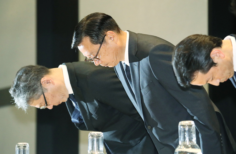 記者会見で頭を下げるセブン＆アイ・ホールディングスの後藤克弘副社長（中央）ら（時事通信フォト）