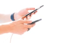 スマホゲームに夢中になるのもよいけれど……(イメージ)