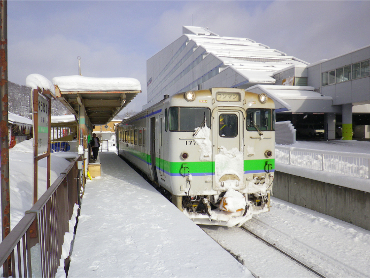 夕張駅に停車中の「キハ40形」（写真提供：早大鉄研）