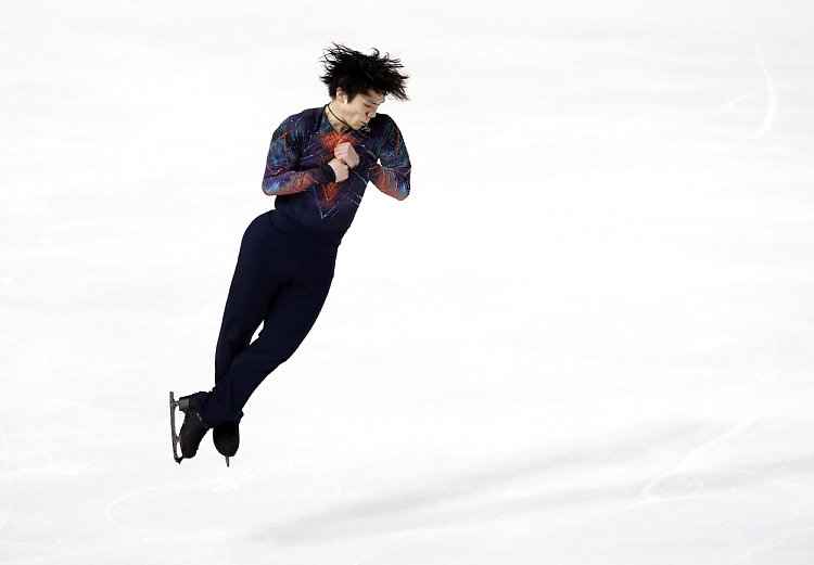 仏杯フィギュアスケートのショートプログラムでジャンプをする宇野昌磨（写真／時事通信社）