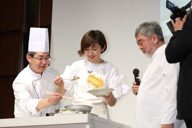 巨匠・三國シェフとともに料理をするシーンも