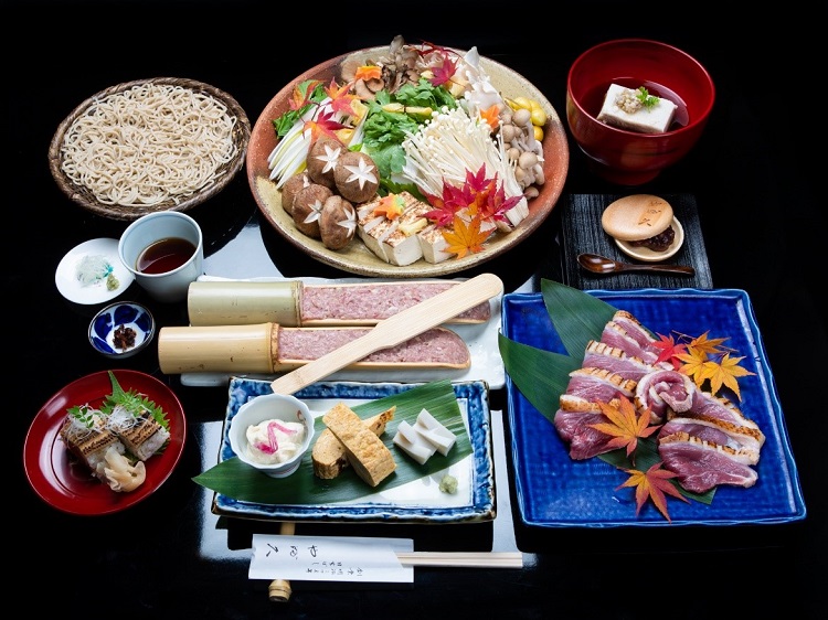 濃い口の出汁の中で鴨肉や旬の野菜が煮込まれていく「鴨鍋」。鴨のつみれもまた絶品だ。そば味噌、そば豆腐、そばいなりに加え、前菜となる一品ものの盛り合わせと、鍋以外の料理も贅沢の極み。締めとして、せいろもり(またはかけ)、甘味もセットになっている。「鴨鍋コース」6000円(税抜)