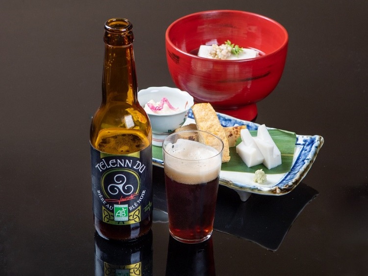 ブルターニュ地方の特産そば30%使用したフランスのビール「テ レンデュ」。黒色で独特な苦みは料理との相性も抜群