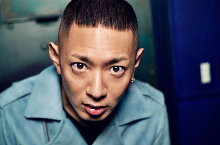 沢尻は横川（右）とは“腐れ縁”と語っていた（写真は横川が所属していた会社HPより）