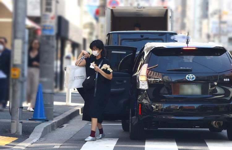 大きな紙袋を持って現れた優香