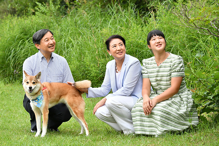 皇室典範に従えば、天皇陛下の第1子である愛子さまは皇位継承できない（時事通信フォト）