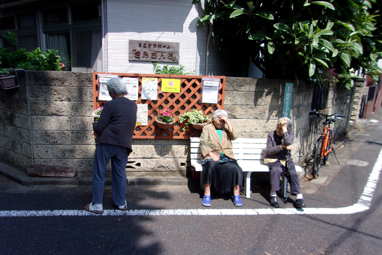 静かな住宅街の中にある『きみさんち』。料理雑誌を見て、冷蔵庫の食材を確認して今日の献立を考える。買い物へ行き、調理をしたり配膳をしたりといった、ごく普通の生活者の営みがグループホームの魅力だ