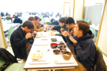APUでは韓国人をはじめとする留学生と日本人学生が入り交じるランチタイムが日常(撮影/三谷俊之)