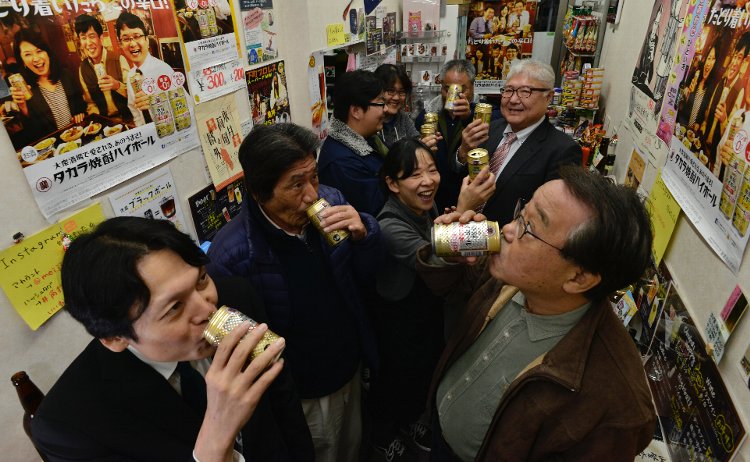 江戸時代は造り酒屋、明治16年から酒を販売。家族のような温かさで肩ひじ張らずに飲める下町の老舗だ