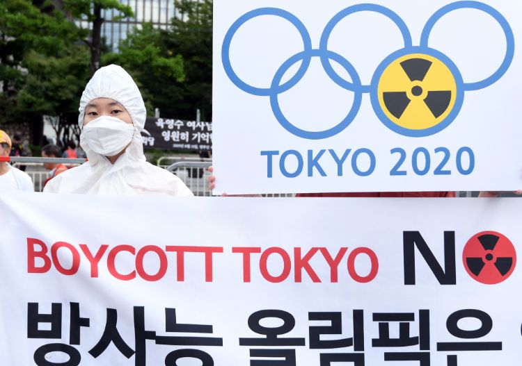 2019年8月、ソウルで東京五輪ボイコットを訴えるデモ隊（Penta Press/時事通信フォト）