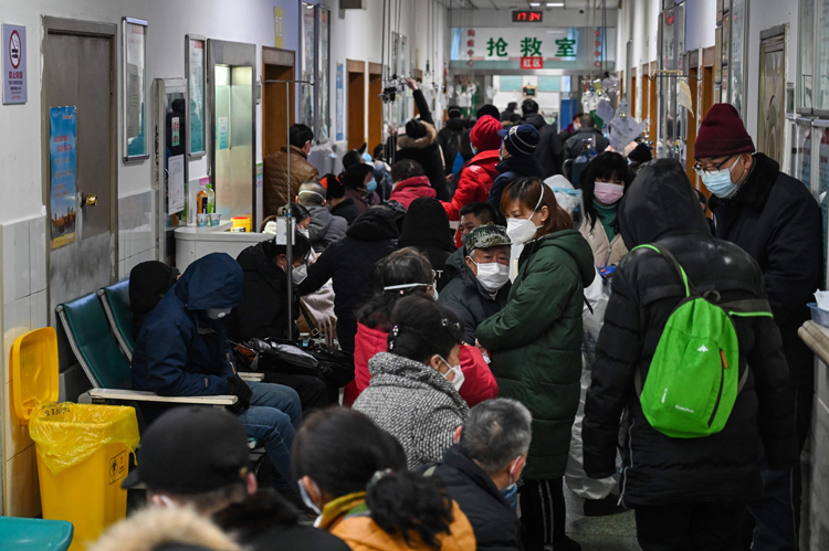 受診者で混雑する武漢市内の病院（写真／AFLO）