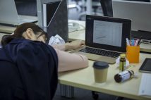 コーヒー抜きの生活は無理? カフェイン依存の人たちの憂鬱
