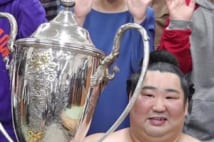 徳勝龍、まさかの幕尻Vに“内助の功”アイドル級美人妻の存在 審判部もノーマーク、慌てて大関と結びの一番