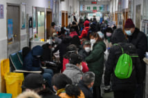 武漢市の病院は診察を待つ人たちであふれている（写真／アフロ）