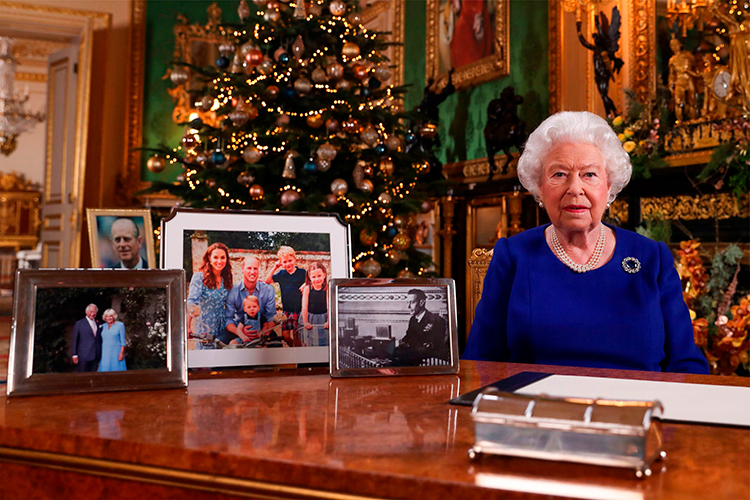 クリスマスにテレビ放送された女王からのメッセージ。隣に並ぶ写真立てに、ヘンリー王子夫妻の写真はなかった（写真／時事通信社）
