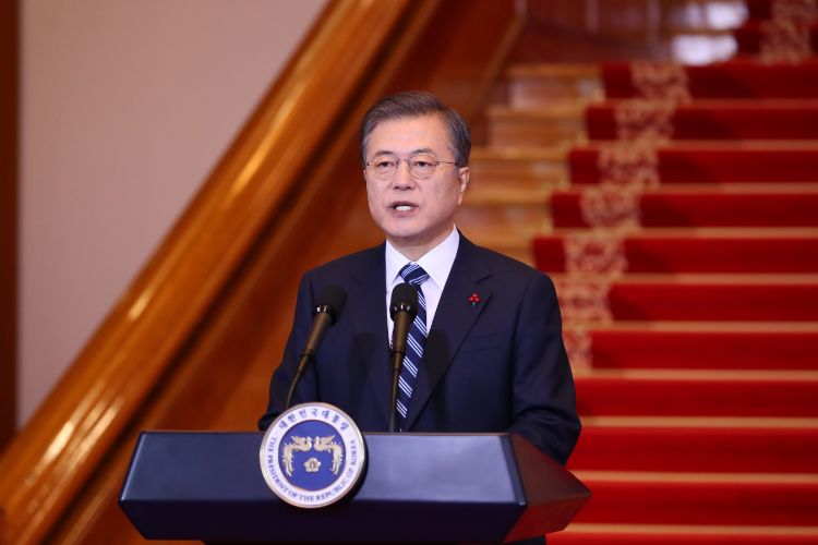 新年の演説を行う文在寅・韓国大統領（EPA=時事）
