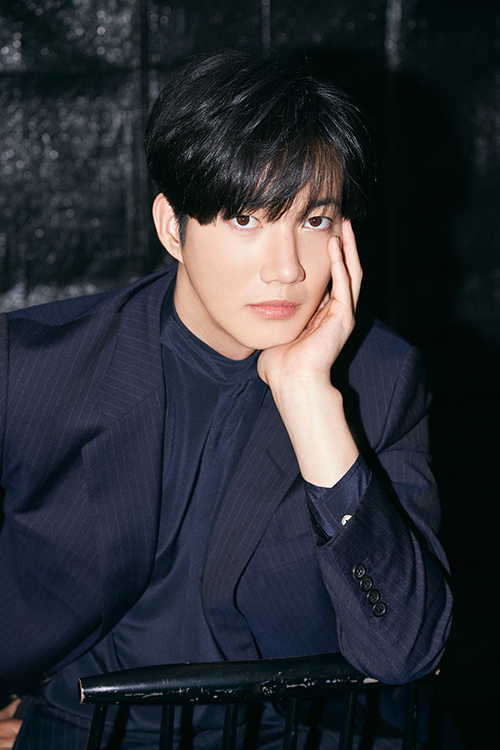 ゴニルの「スーツ男子」姿も写真集に盛り込まれた