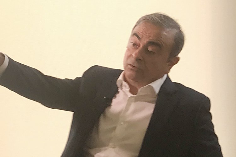 時折、険しい表情も見せていたゴーン氏（写真はレバノンでの単独インタビュー時）