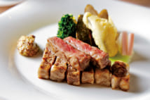 サラダ、スープ、ライス(またはパン)が付く『近江牛ステーキランチ』(4200円)はA3ランクのロース肉120g