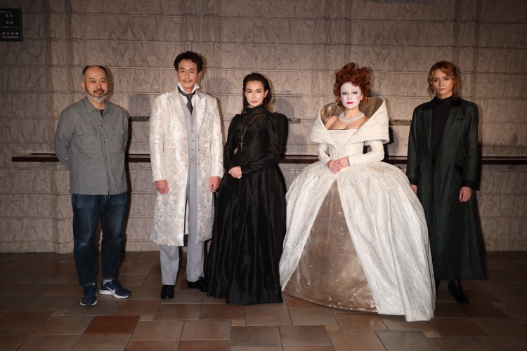 『メアリ・スチュアート』の出演者と演出の森新太郎氏
