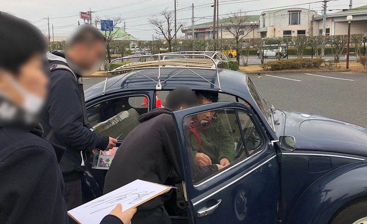 堀江の車にファンが群がる