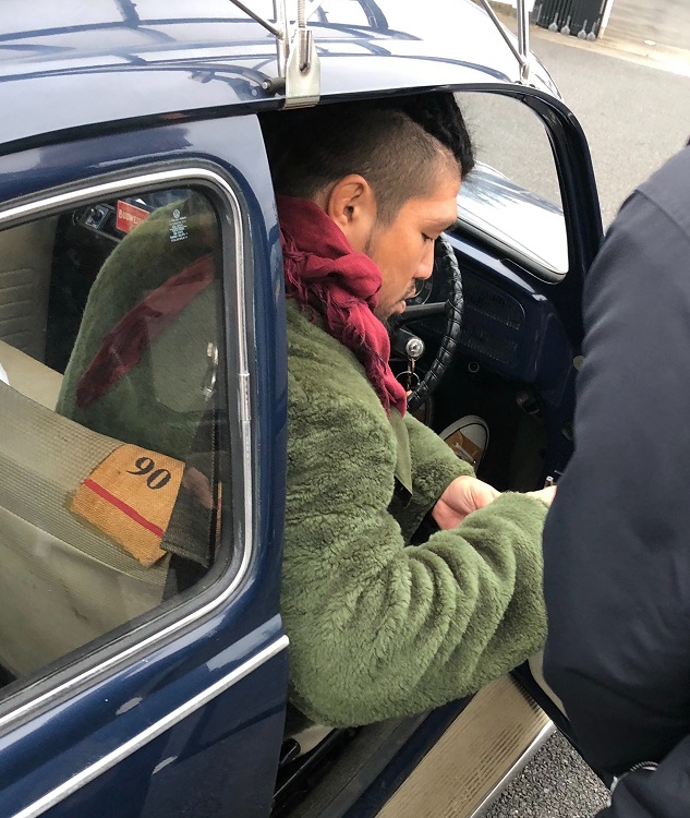 レトロな車にラグビーで鍛えた堀江の体躯が詰まる