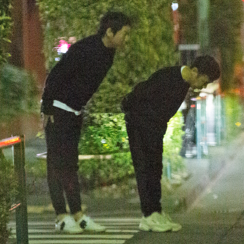 深々とお辞儀をする岡村と今田