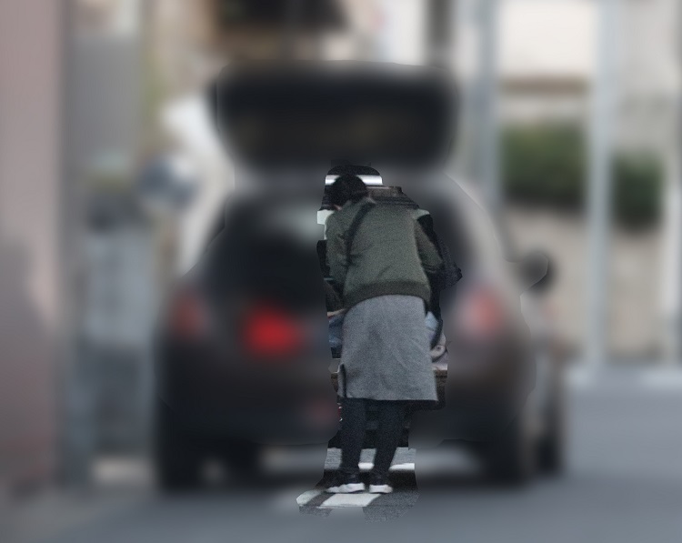 車に積み込んでいった