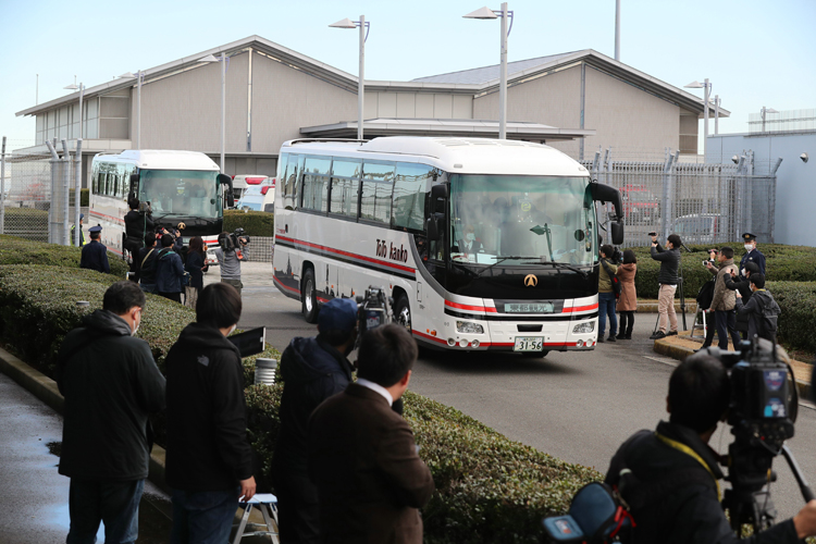政府チャーター機で帰国した中国・武漢市在留の日本人を乗せたバス（時事通信フォト）