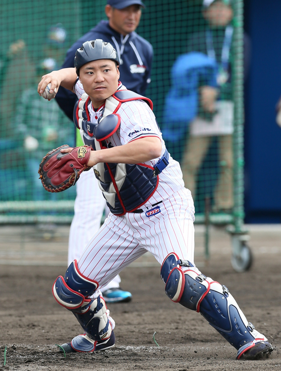 嶋の加入は中村悠平も大きな刺激に（時事通信フォト）