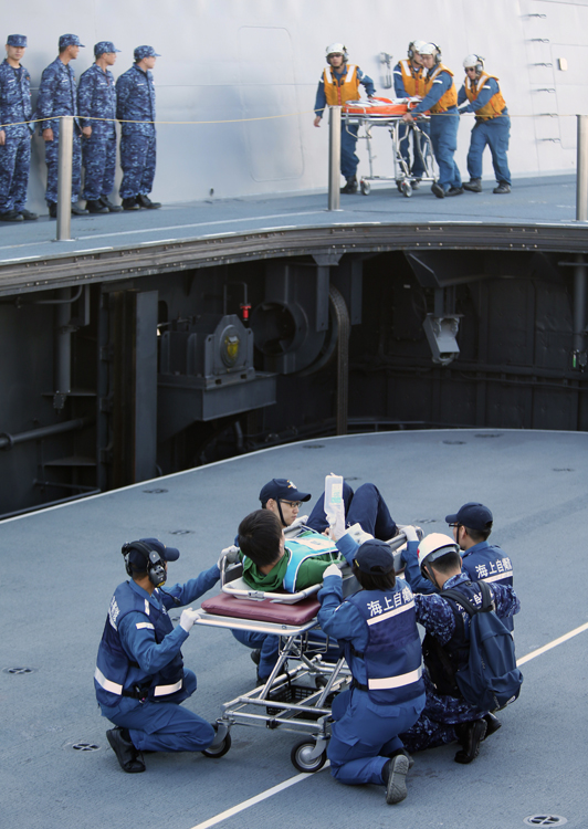 南海トラフ地震を想定した防災訓練（時事通信フォト）