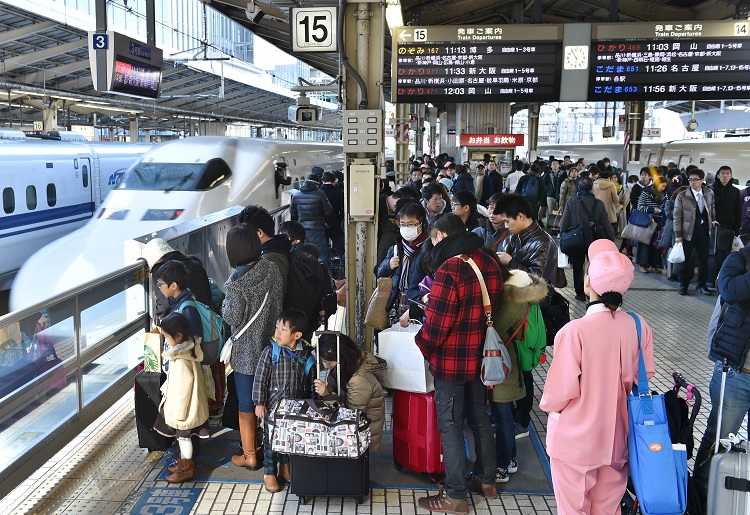 里帰りには苦労もある（イメージカット。AFP＝時事）