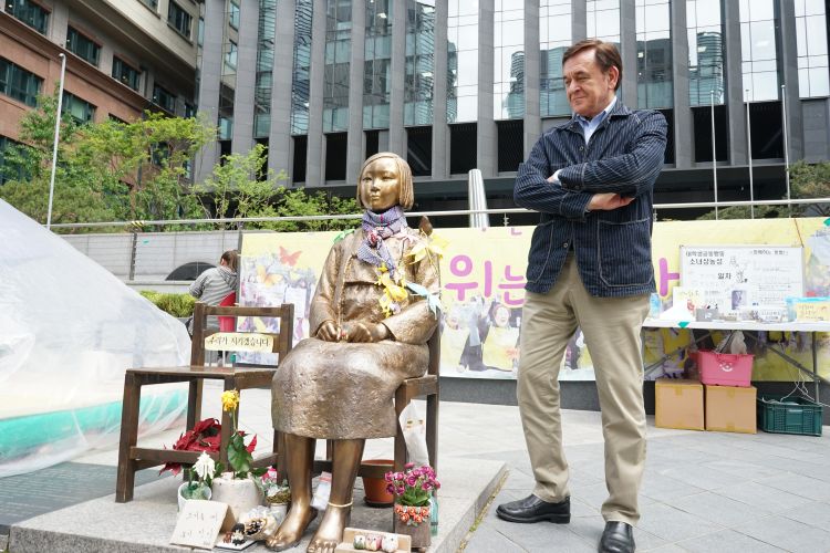 ソウル日本大使館前の「慰安婦像」にて（2017年）