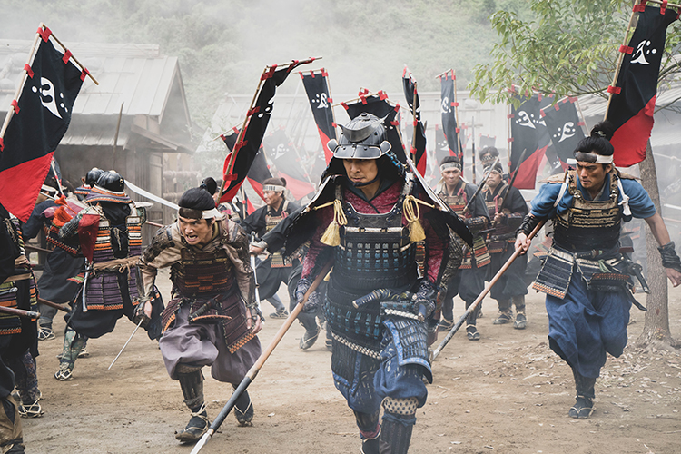 戦国時代といえばダイナミックな合戦! リアルに再現され、光秀のテーマカラーである「青」が取り入れられた甲冑は本物そものも