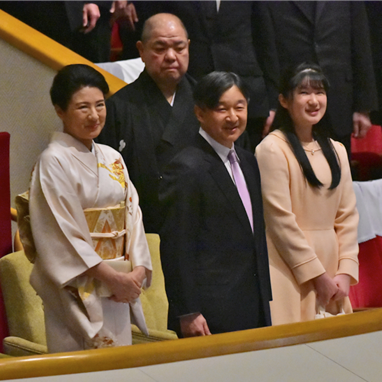 大相撲観戦にて、貴賓席に立たれたご一家は、割れんばかりの拍手で迎えられた（1月25日、東京・墨田区　撮影／JMPA）