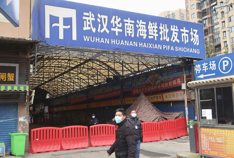 武漢市の華南海鮮市場。感染源は野生動物か（写真／共同通信社）
