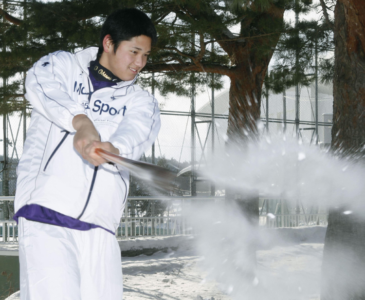 大谷翔平が雪玉をフルスイング（写真／共同通信社）