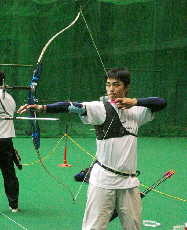 和田毅はアーチェリーに挑戦（写真／共同通信社）