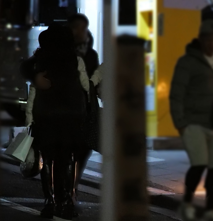 関係者らしき人物とハグを交わすシーンも